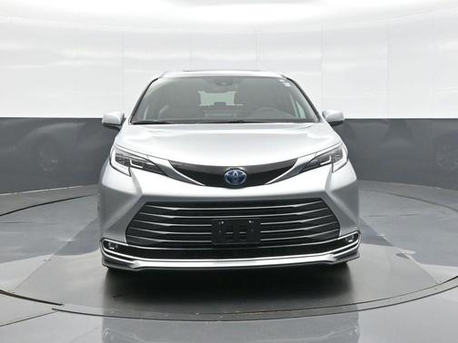 Celestial Silver Metallic 2025 Toyota Sienna Limited