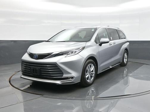 Celestial Silver Metallic 2025 Toyota Sienna Limited