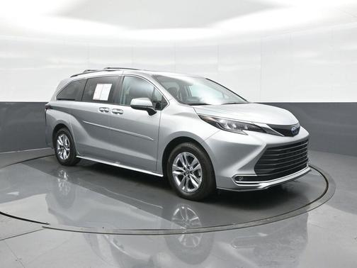Celestial Silver Metallic 2024 Toyota Sienna XLE