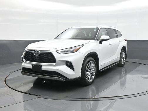 Pearl 2025 Toyota Highlander Hybrid Platinum