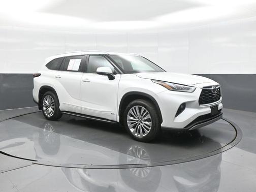 Pearl 2025 Toyota Highlander Hybrid Platinum