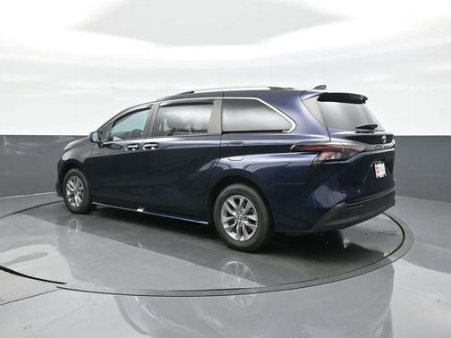 2023 Toyota Sienna XLE 8 Passenger