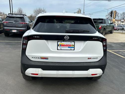 2025 Nissan Kicks SR