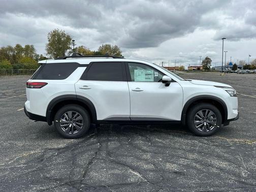 2025 Nissan Pathfinder SV