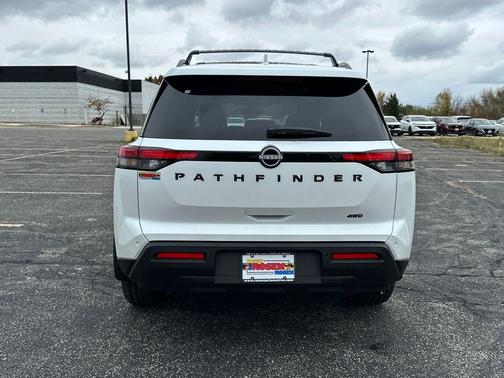 2025 Nissan Pathfinder SV