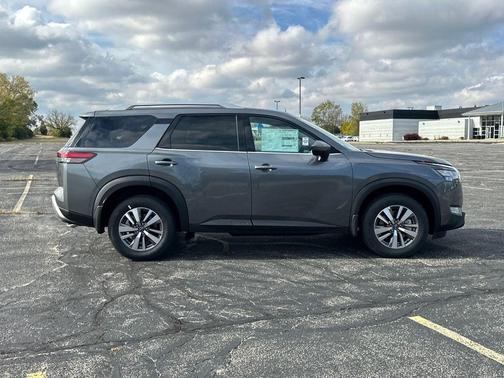 2025 Nissan Pathfinder SL