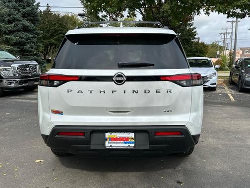 2025 Nissan Pathfinder SV