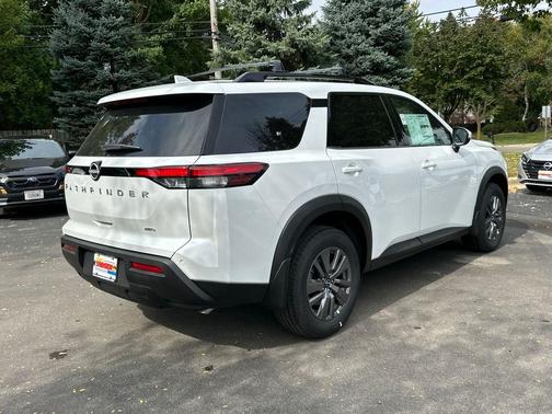 2025 Nissan Pathfinder SV