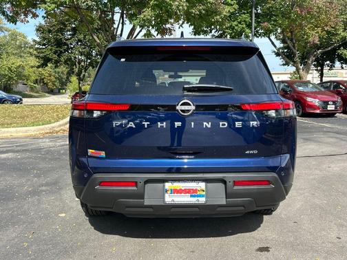 2025 Nissan Pathfinder SV