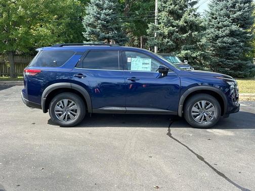 2025 Nissan Pathfinder SV