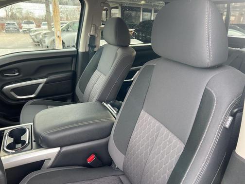 2024 Nissan Titan SV