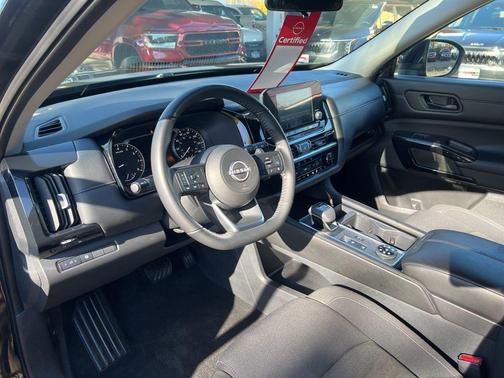 2024 Nissan Pathfinder SV