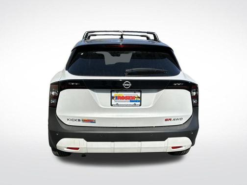 2t Wht Blk Roof 2026 Nissan Kicks SR
