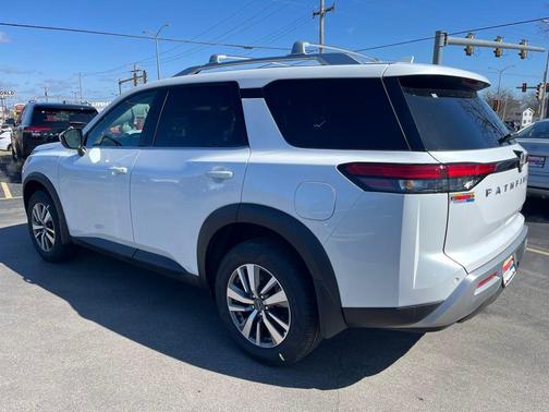 2025 Nissan Pathfinder SL