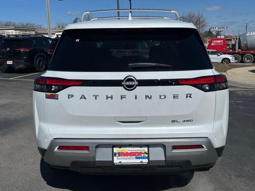 2025 Nissan Pathfinder SL