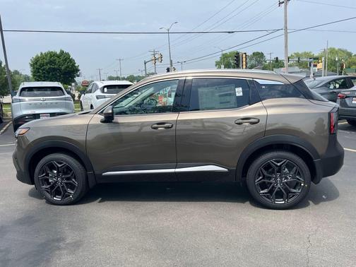 2025 Nissan Kicks SR