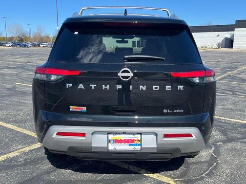 2025 Nissan Pathfinder SL