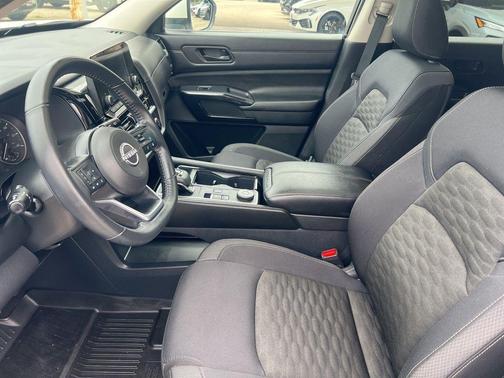 White 2024 Nissan Pathfinder SV