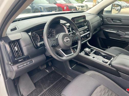 White 2024 Nissan Pathfinder SV