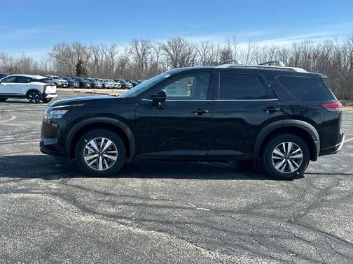 2025 Nissan Pathfinder SL