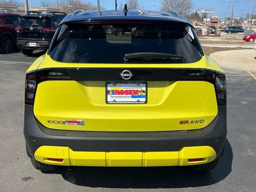 2025 Nissan Kicks SR