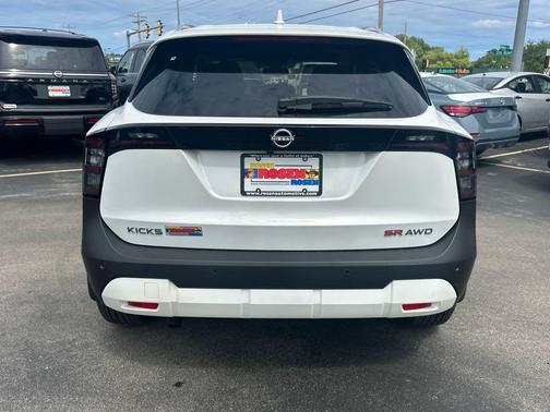 2025 Nissan Kicks SR