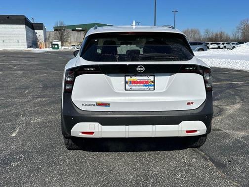 2025 Nissan Kicks SR