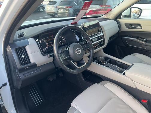 2023 Nissan Pathfinder SL