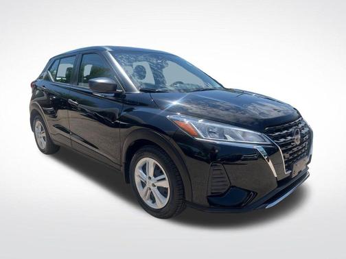 Super Black 2022 Nissan Kicks S