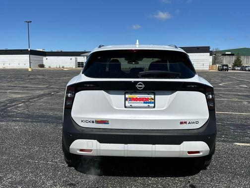 2025 Nissan Kicks SR
