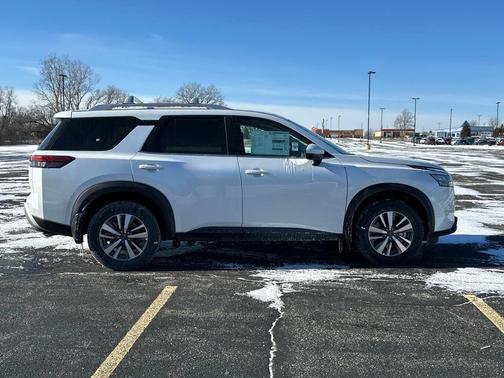 2025 Nissan Pathfinder SL
