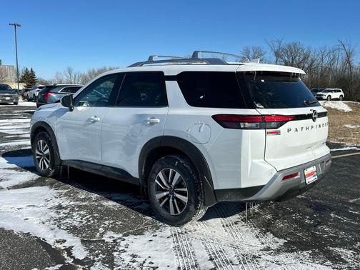 2025 Nissan Pathfinder SL