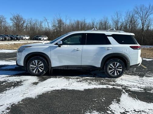 2025 Nissan Pathfinder SL