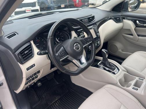 Brilliant Silver 2018 Nissan Rogue Sport SL
