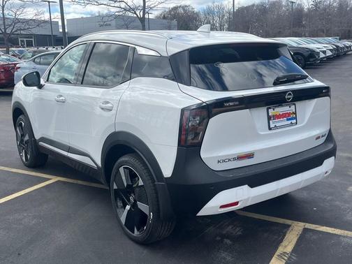 2025 Nissan Kicks SR