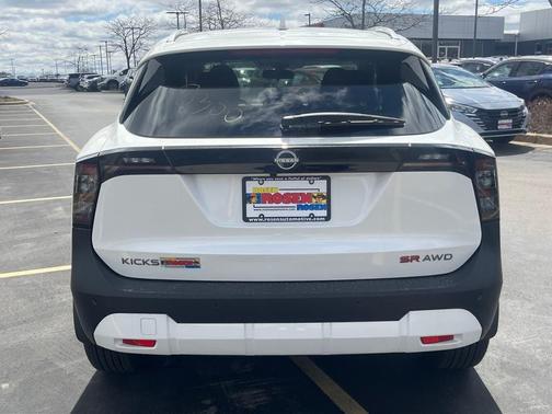 2025 Nissan Kicks SR