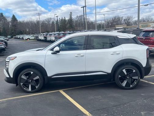 2025 Nissan Kicks SR