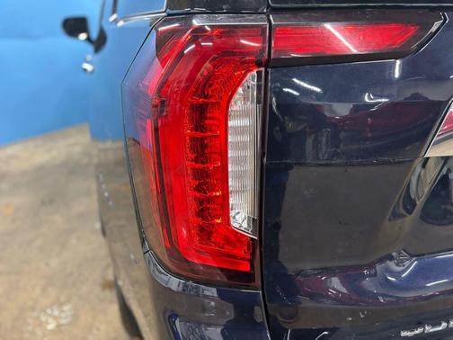 Midnight Blue Metallic 2023 GMC Yukon SLT