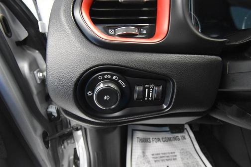 Glacier Metallic 2021 Jeep Renegade Trailhawk