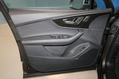 Samurai Gray Metallic 2025 Audi Q7 55 Prestige