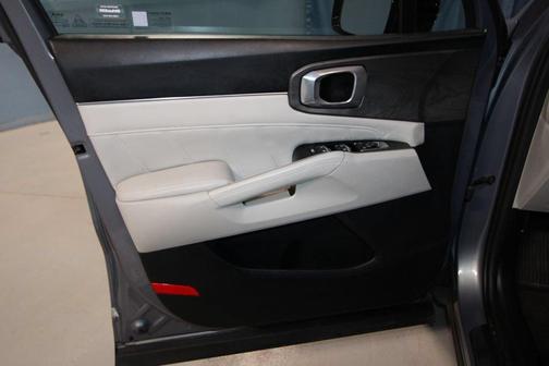 Everlasting Silver 2025 Kia Sorento SX