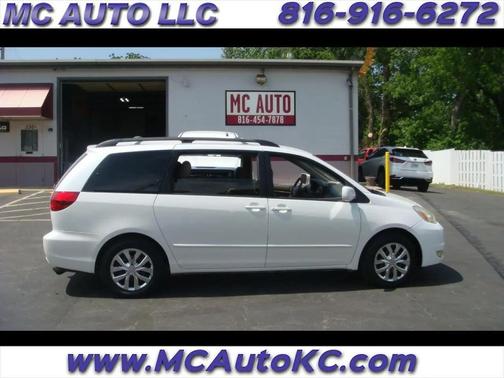 White 2005 Toyota Sienna XLE