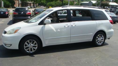 White 2005 Toyota Sienna XLE