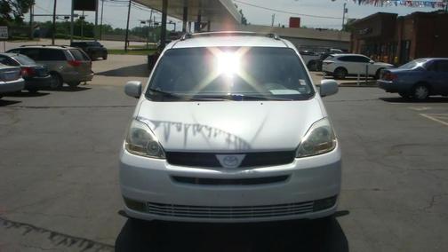 White 2005 Toyota Sienna XLE