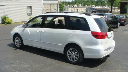 White 2005 Toyota Sienna XLE