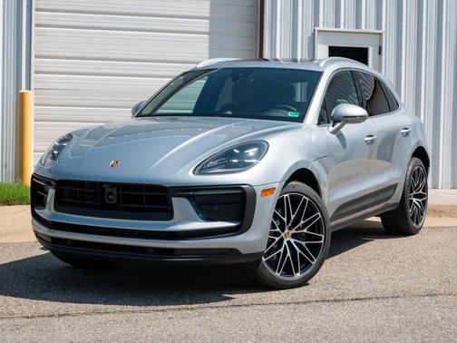 Dolomite Silver Metallic 2025 Porsche Macan