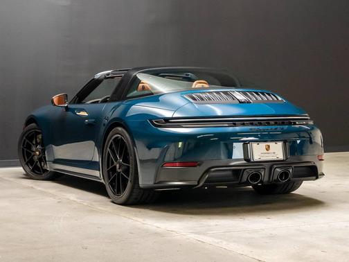 Paint to Sample: Amazongreenmetallic 2026 Porsche 911