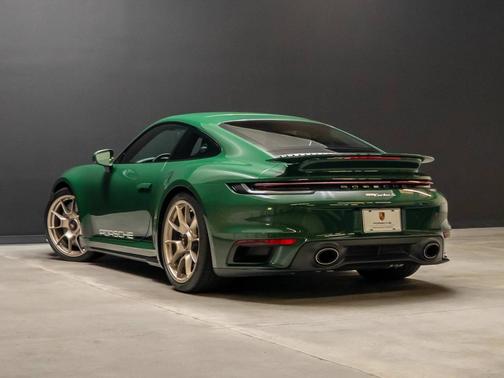 Preparation for Custom Color: Britishracinggreen 2021 Porsche 911