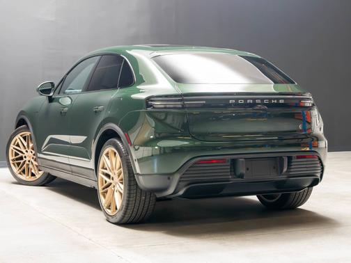 Oak Green Metallic Neo 2025 Porsche Macan