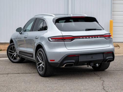 Dolomite Silver Metallic 2026 Porsche Macan